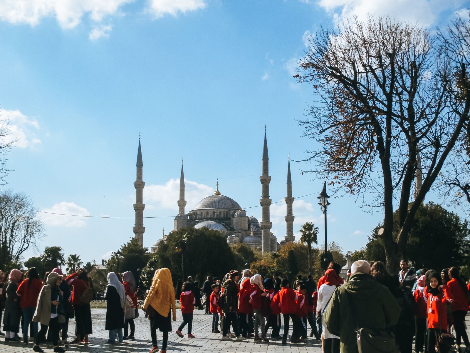 Die Kuppeln und Minarette der Blauen Moschee über dem Sultanahmet-Park, im Vordergrund Schulgruppen, Istanbul