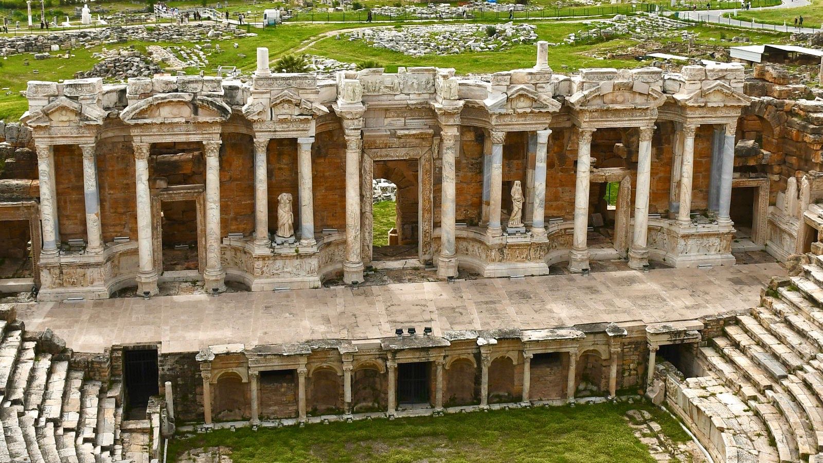 Marmorsäulen und Statuen an der restaurierten Bühnenfassade des römischen Theaters von Hierapolis über der Ebene von Denizli