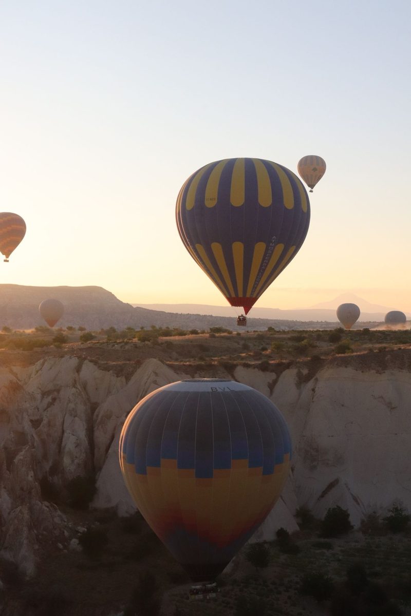 Heißluftballons schweben bei Sonnenaufgang über Kappadokien