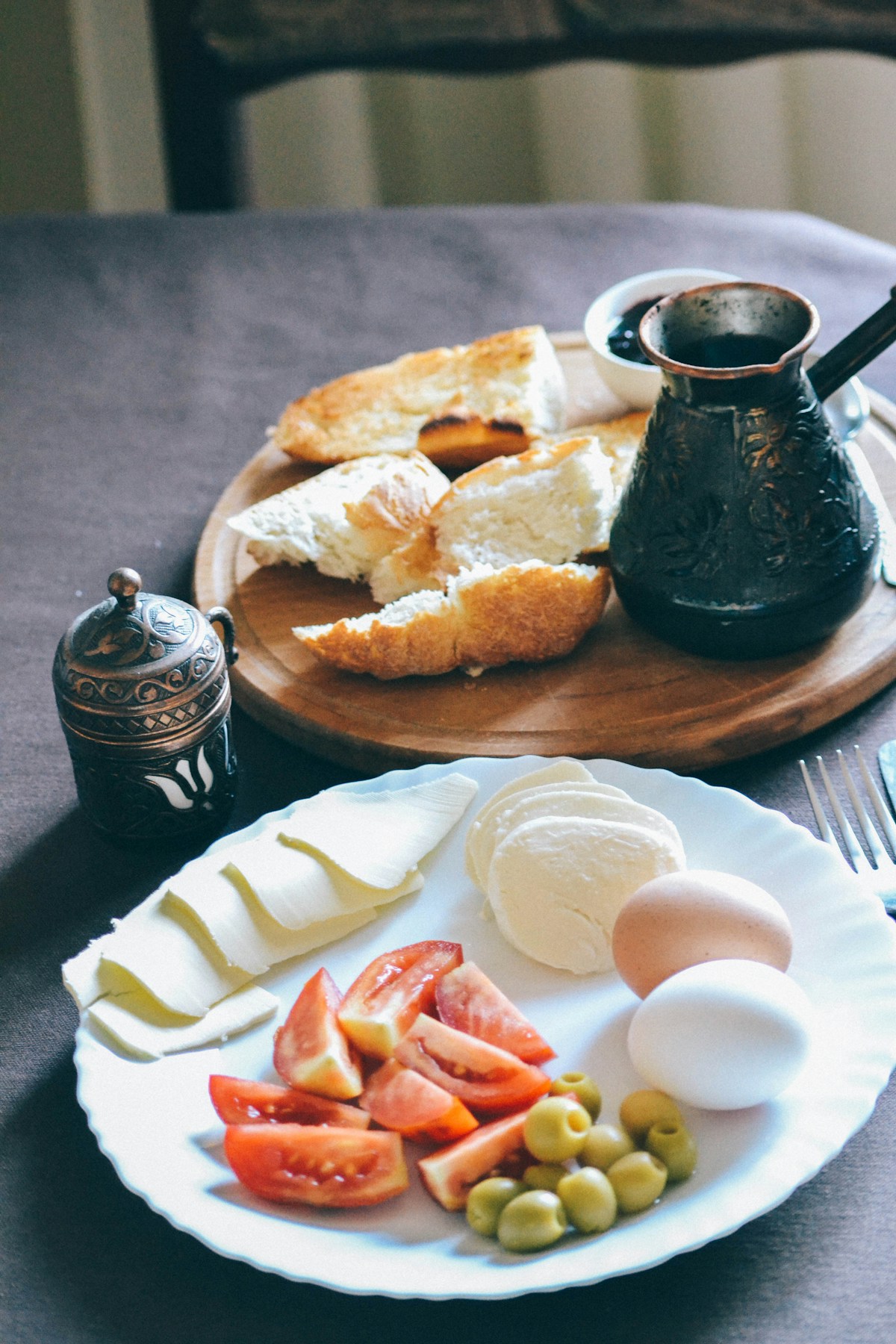 Bread, olives and fresh tomatoes on a plate — Aegean breakfast food in Çeşme, Turkey