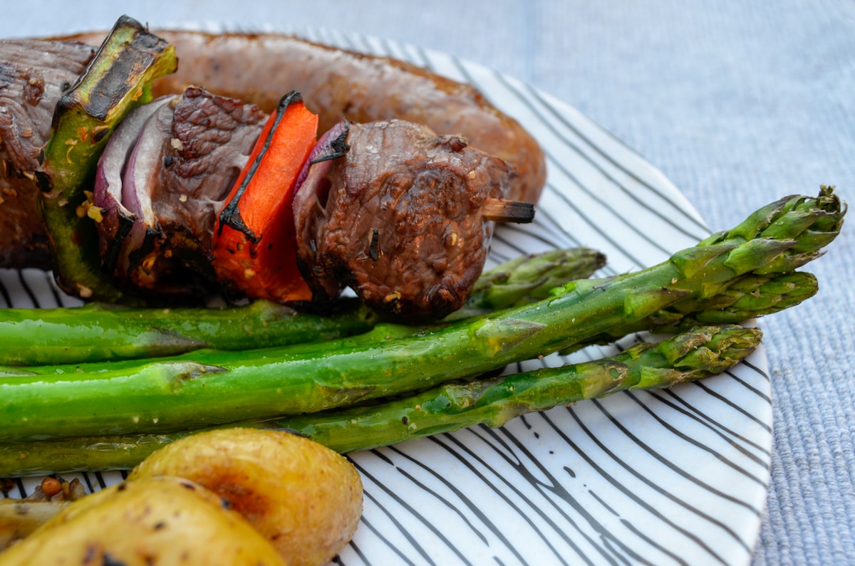Grilled meat and green vegetables on a plate — Aegean cuisine guide for Çeşme, Turkey