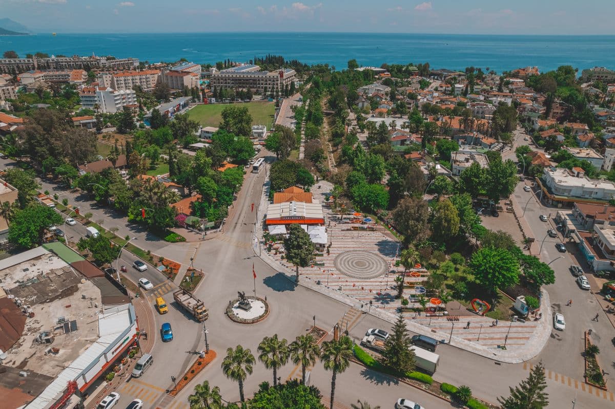 Luftaufnahme von Kemer mit Stadtstraßen, Pinienwald und Mittelmeer im Hintergrund, Antalya