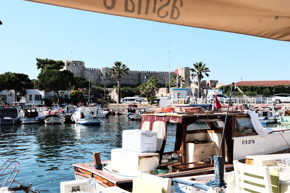 Château de Bodrum et port avec les bateaux blancs