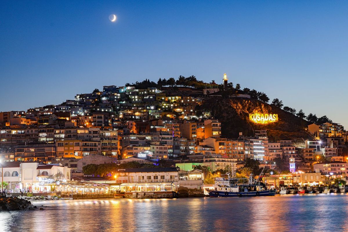 Port de Kusadasi avec grand paquebot et marina de Bodrum avec voiliers et château médiéval