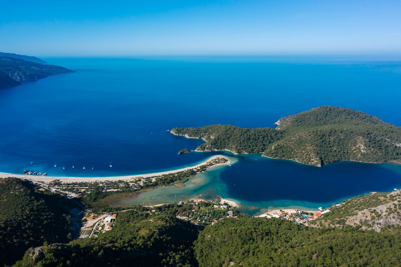 Lagune bleue d'Ölüdeniz et marina de Fethiye avec gulets, côte lycienne de Turquie