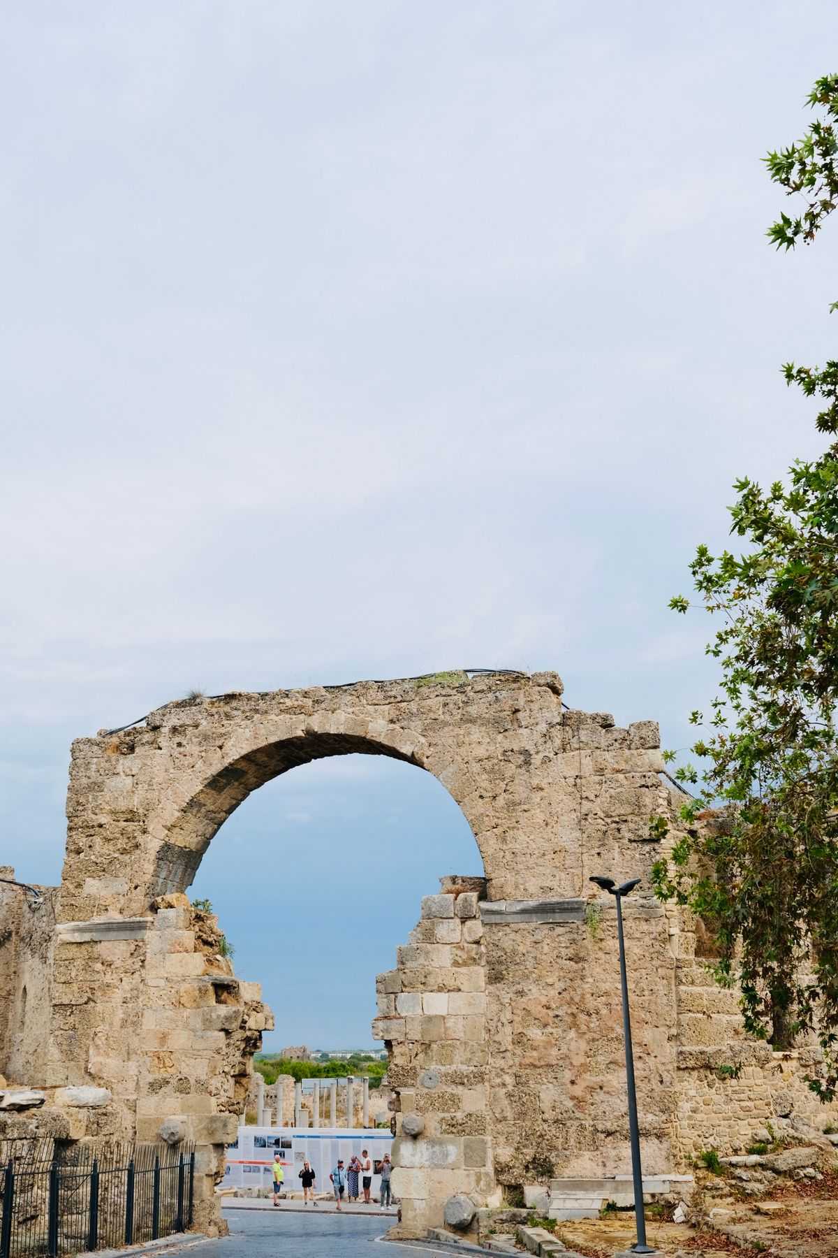 Temple d'Apollon de Side face à la mer et parcours de golf de Belek entouré de pins, côte turque
