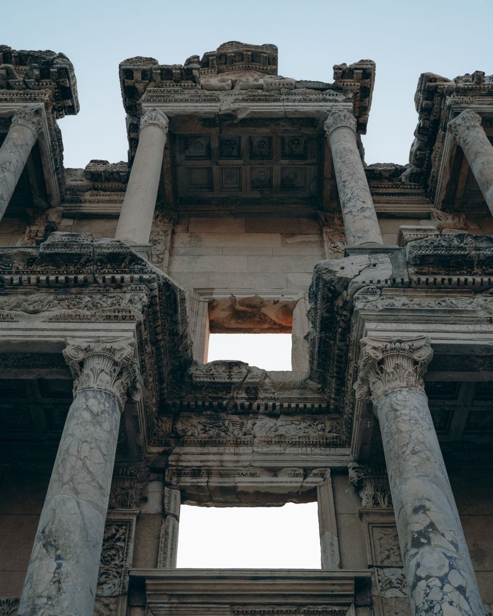 Fassade der Celsus-Bibliothek mit hohen Marmorsäulen in Ephesos