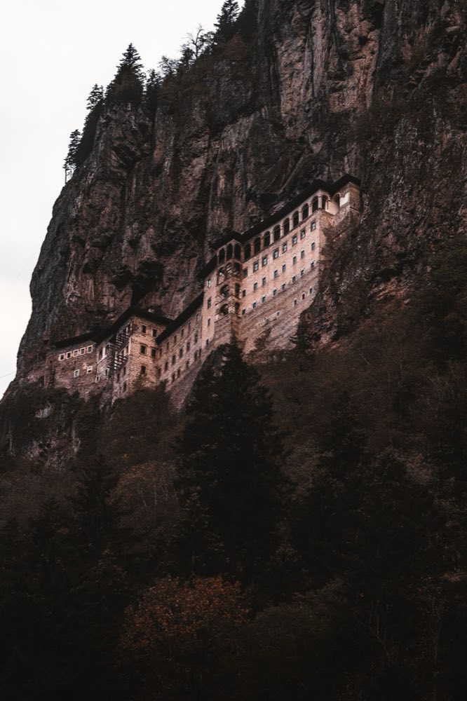 Das in eine senkrechte Felswand gebaute Sümela-Kloster über dem Kiefernwald bei Trabzon