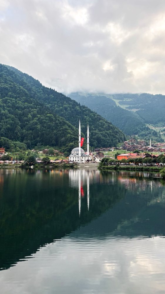 Minarette einer Moschee spiegeln sich im stillen Wasser des Uzungöl-Sees