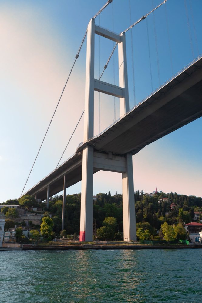 Pylônes d'un pont suspendu au-dessus du Bosphore, vus depuis un bateau