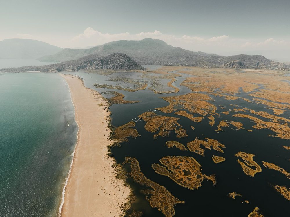 Vue aérienne de la plage d'Iztuzu entre la Méditerranée et le delta de Dalyan