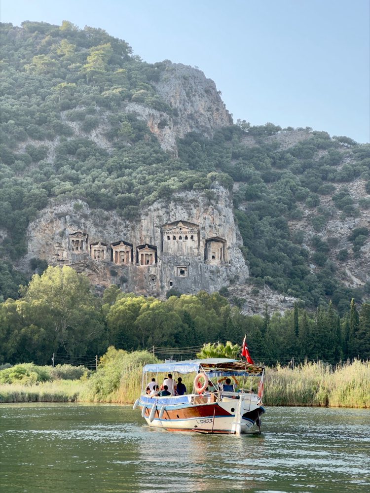 Bateau de promenade sur la rivière de Dalyan sous les tombeaux lyciens creusés dans la falaise