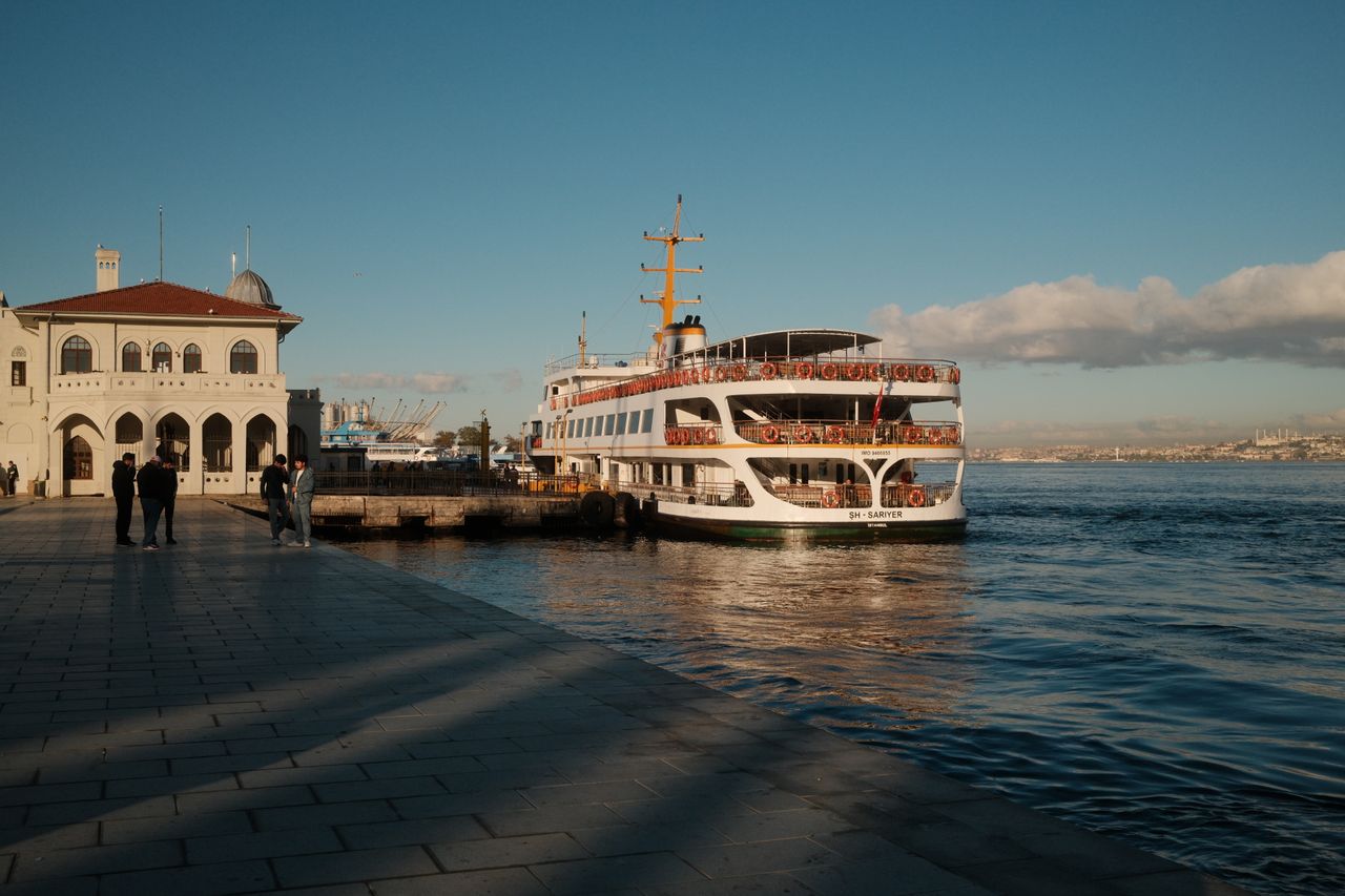 Ferry accosté à un embarcadère historique du Bosphore à Istanbul