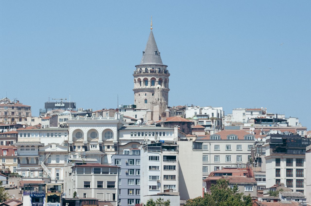 La tour de Galata au-dessus des toits de Beyoğlu sous un ciel bleu