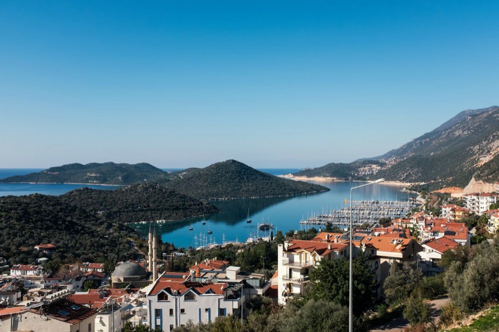 Port et marina de Kaş depuis les hauteurs, avec une mosquée et des toits rouges