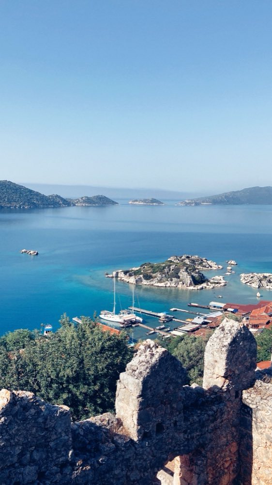 Baie turquoise et îlots rocheux sur la côte de Kekova, vus depuis les remparts du château