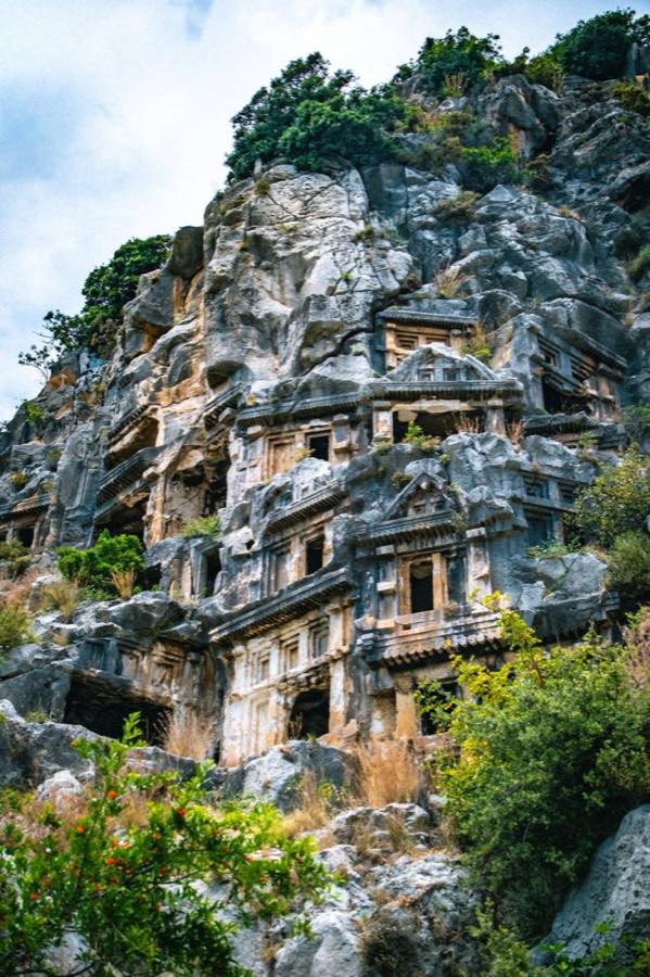 Tombeaux lyciens taillés dans la roche avec façades de temple à Myra près de Demre