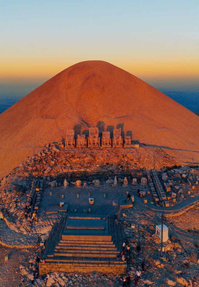 Vue aérienne de la terrasse est et du tumulus du mont Nemrut au coucher du soleil