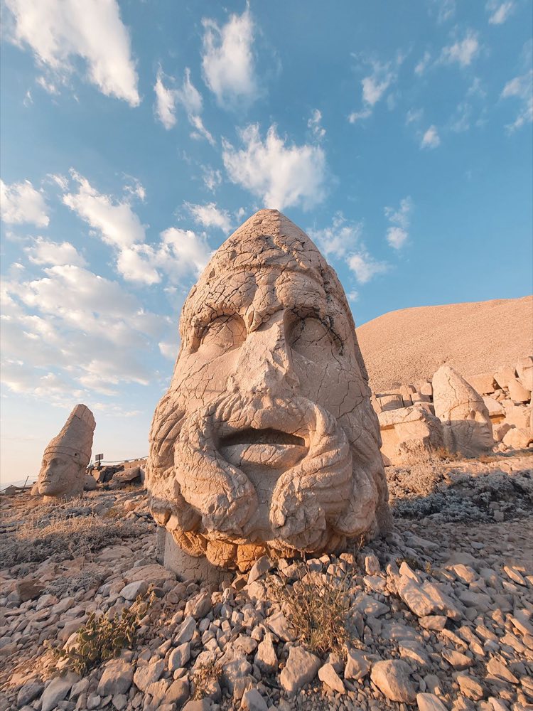 Colossale tête de pierre érodée d'un roi barbu sur le mont Nemrut