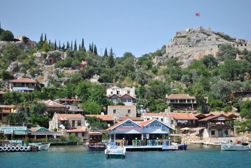 Restaurants en bord de mer et château perché à Kaleköy (Simena) sur la côte de Kekova