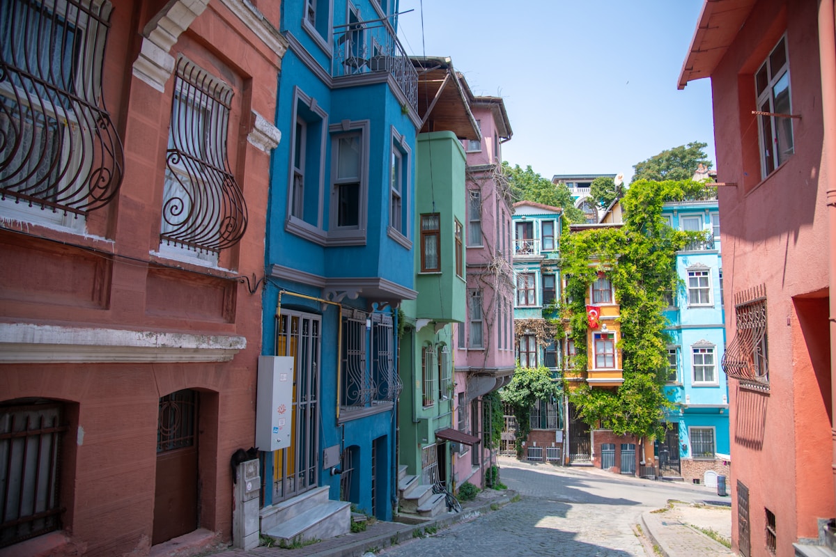 Colourful Ottoman wooden houses on a cobblestone street — Balat neighbourhood, Istanbul