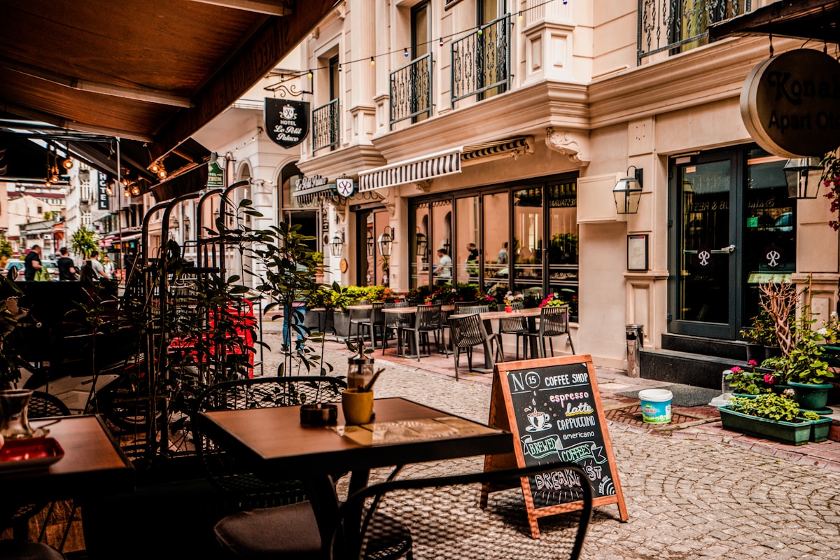 Alsancak café in İzmir — working with coffee and bay views