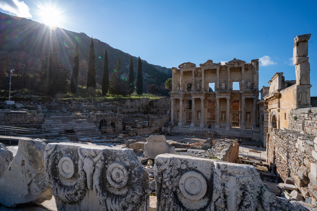 İzmir ancient Agora — 2nd-century Roman columns in the middle of the modern city