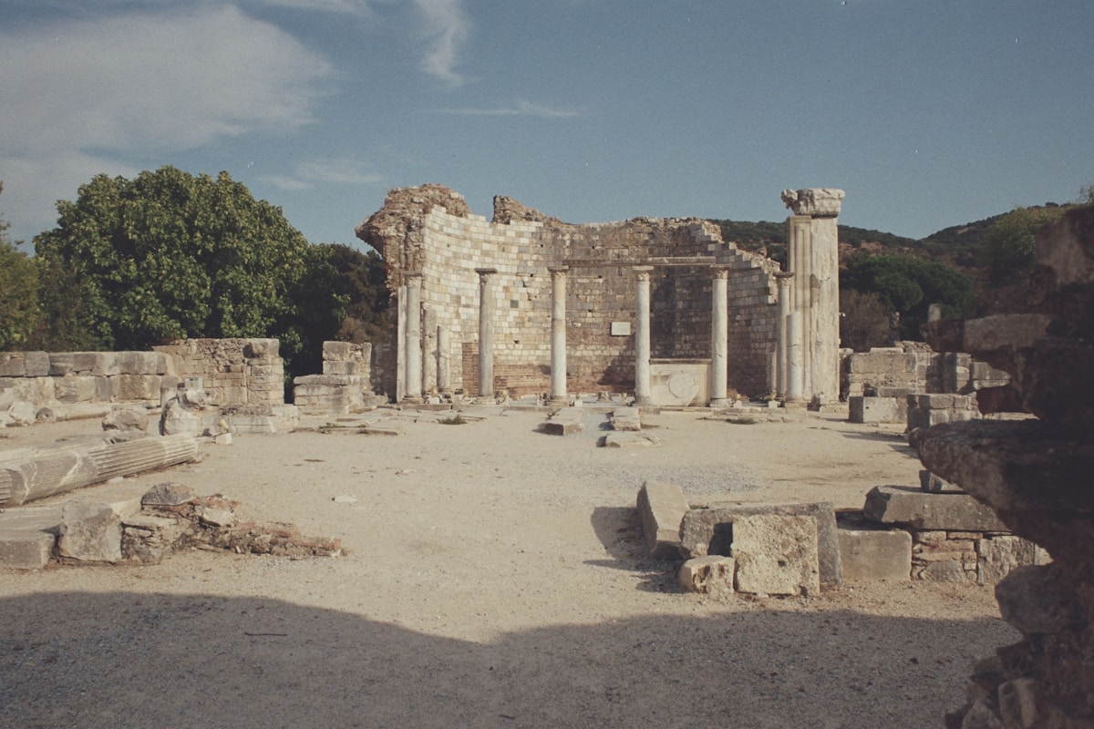 Ancient ruins of Ephesus near Kusadasi — Roman columns and stone walls at the site, Selçuk, İzmir, Turkey