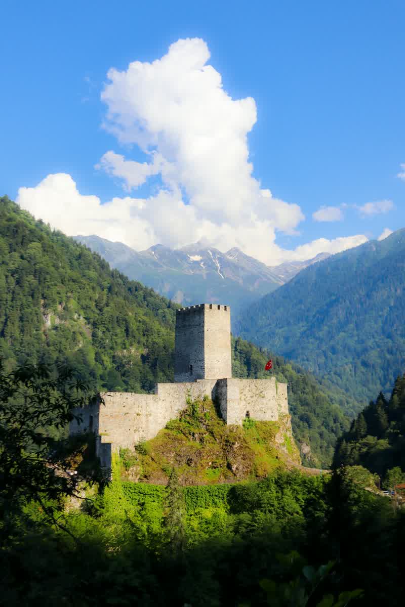 Zilkale medieval castle on a forested hill with Pontic mountains — Black Sea coast near Trabzon, Rize, Türkiye
